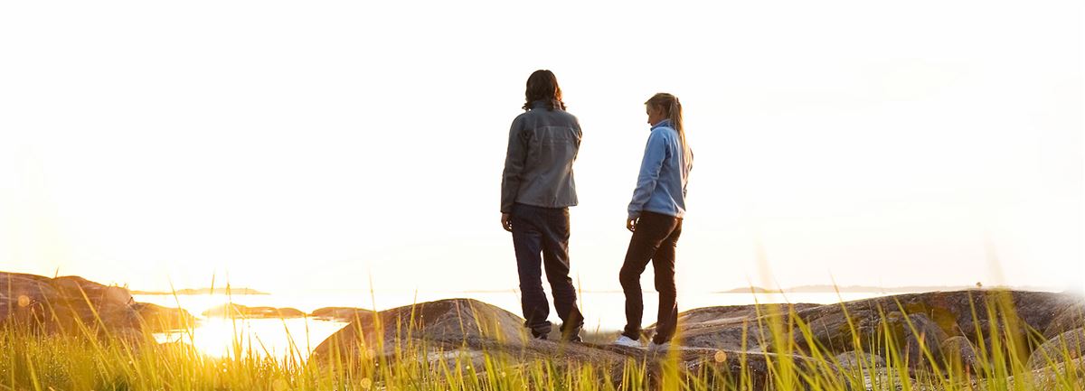 watching the sunset from the rocks Handelsbanken.se