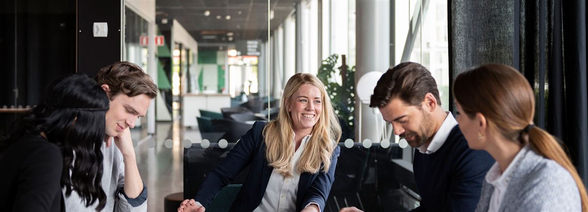 Five people in a meeting room - Handelsbanken.se